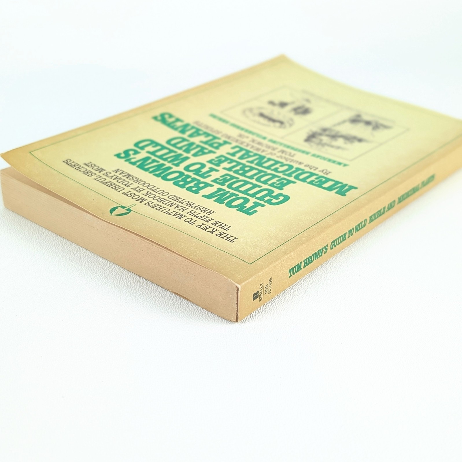 TOM BROWN’S GUIDE TO WILD EDIBLE AND MEDICINAL PLANTS by Tom Brown Jr. – 1985 PB