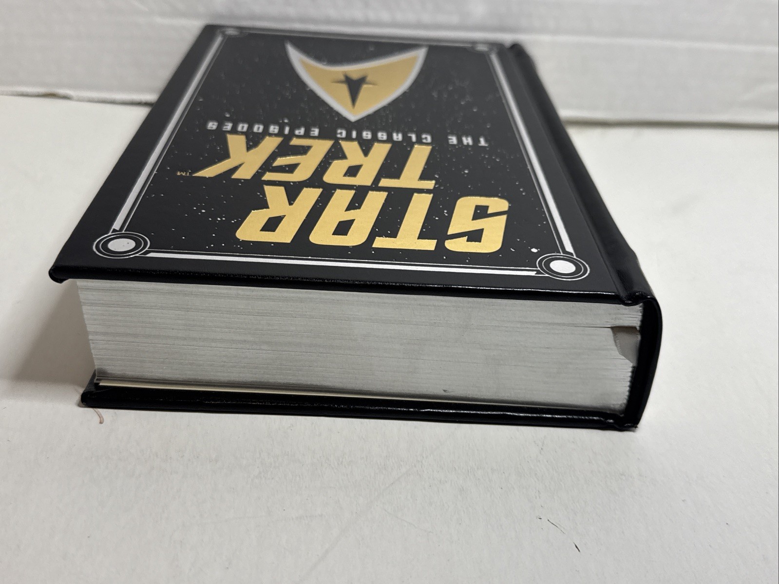 STAR TREK: THE CLASSIC EPISODES HARDCOVER – By Del Ray – 2016 – LIKE NEW