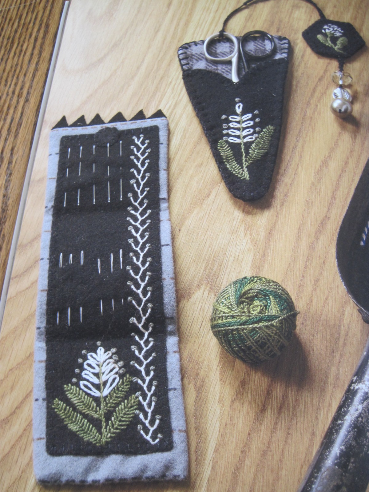 Wool, Needle & Thread 2: A Project Companion Book for Wool Stitchery by Bongean