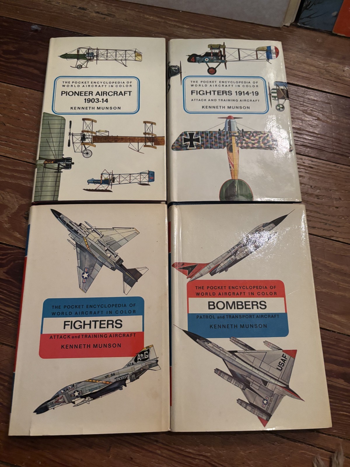Lot of 4 Kenneth Munson pocket Aircraft encyclopedias, Blandford Press, WW 1&2