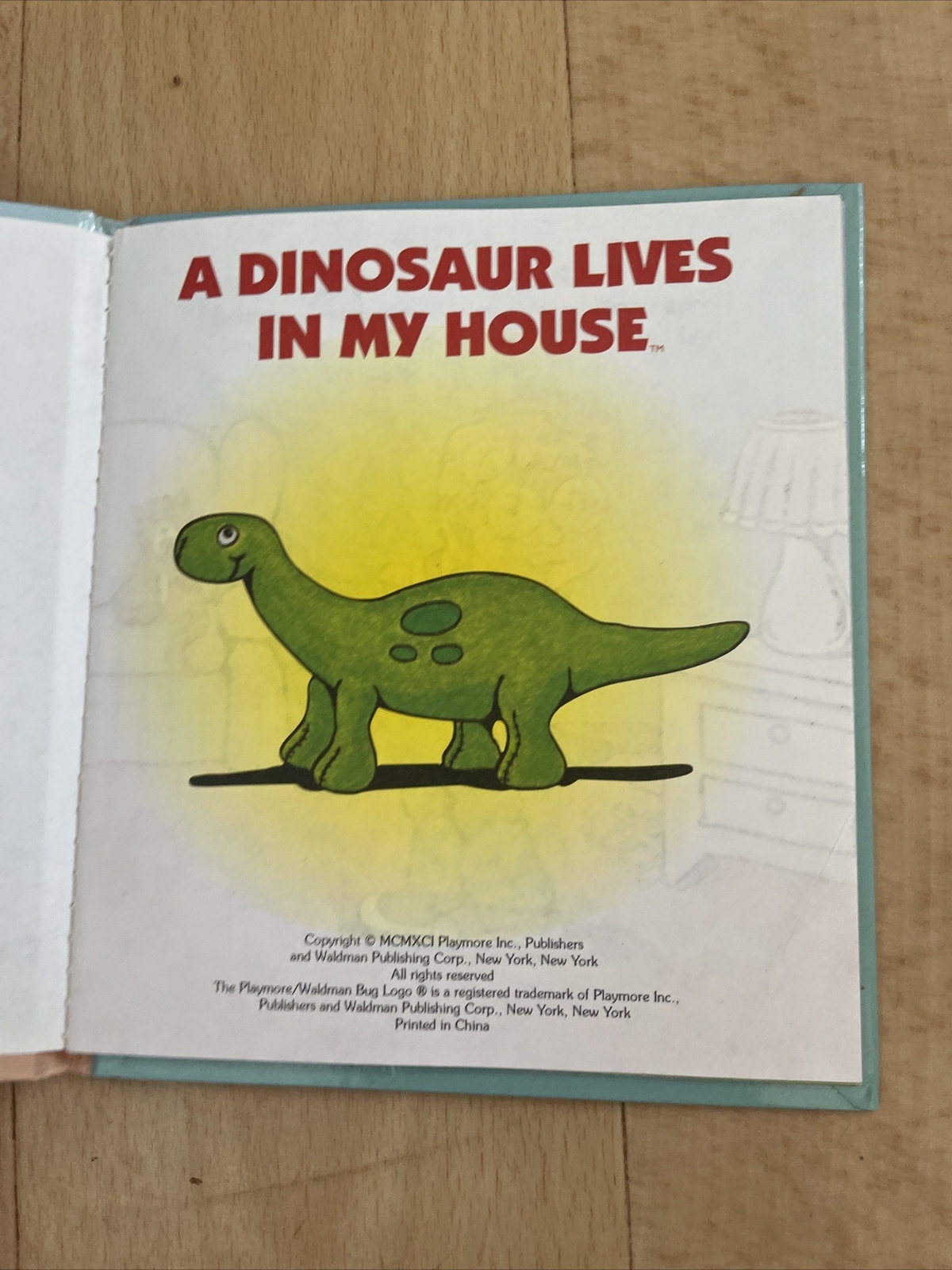 A DINOSAUR LIVES IN MY HOUSE. PLAYMORE. 0866116052. 16 BY 14CM