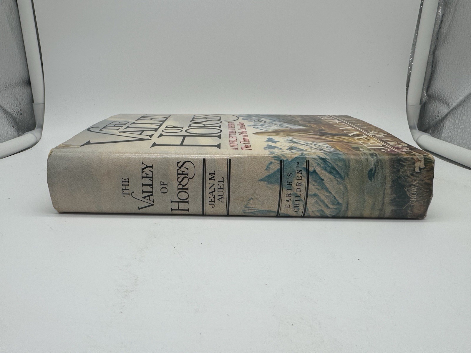 The Valley of Horses Jean M. Auel Hardcover
