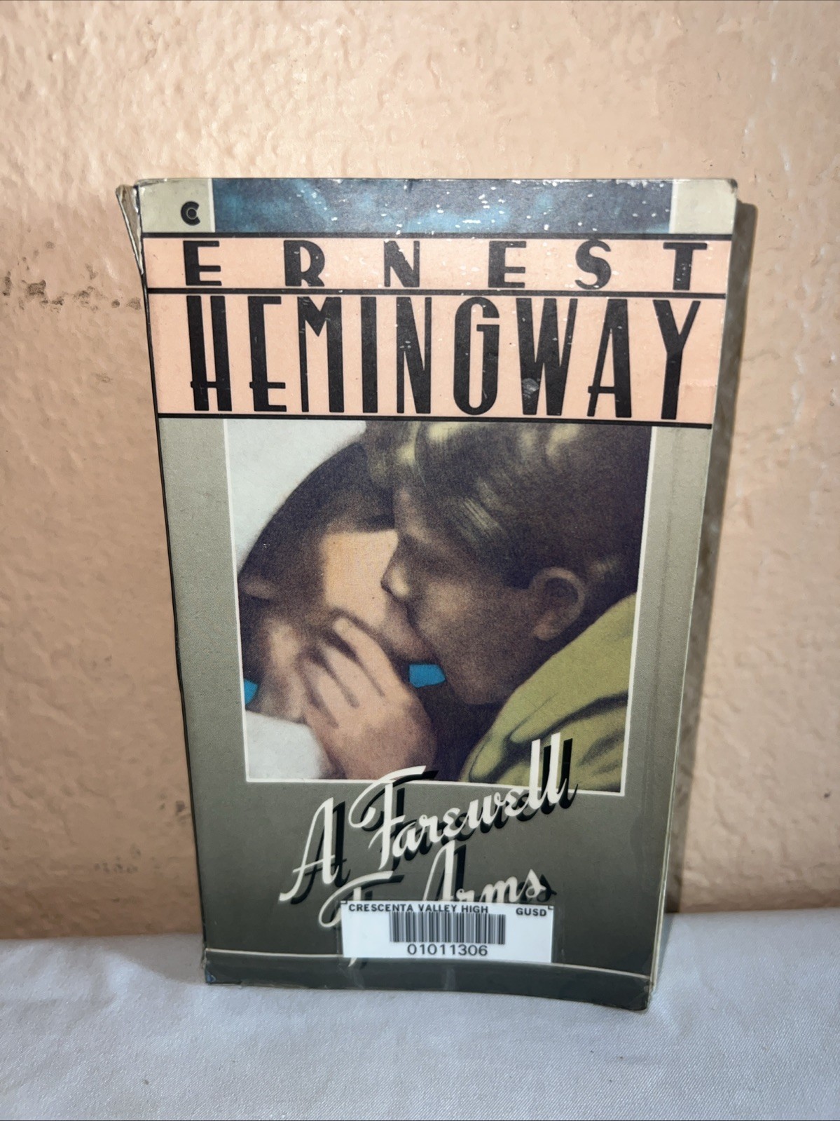 A Farewell to Arms (A Scribner Classic) – Paperback By Hemingway, Ernest – GOOD
