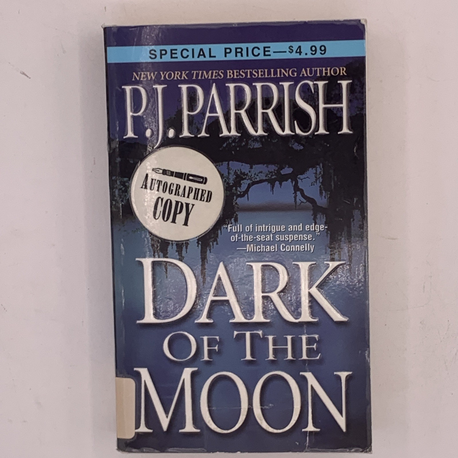 Dark of the Moon by P.J. Parrish, 2000 Paperback SIGNED Exlibrary, B166