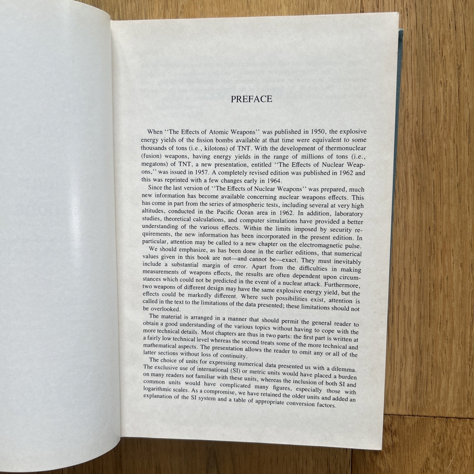 The Effects of Nuclear Weapons by Samuel Glasstone 3rd Ed 1977 with ‚computer‘