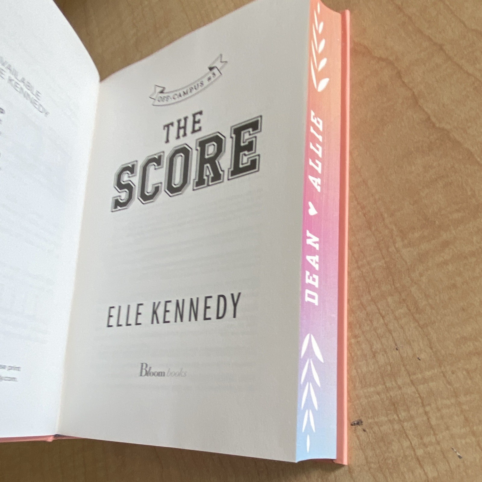 The Score (Off-Campus) by Elle Kennedy, Bloom Books, YA Romance Novel, HC