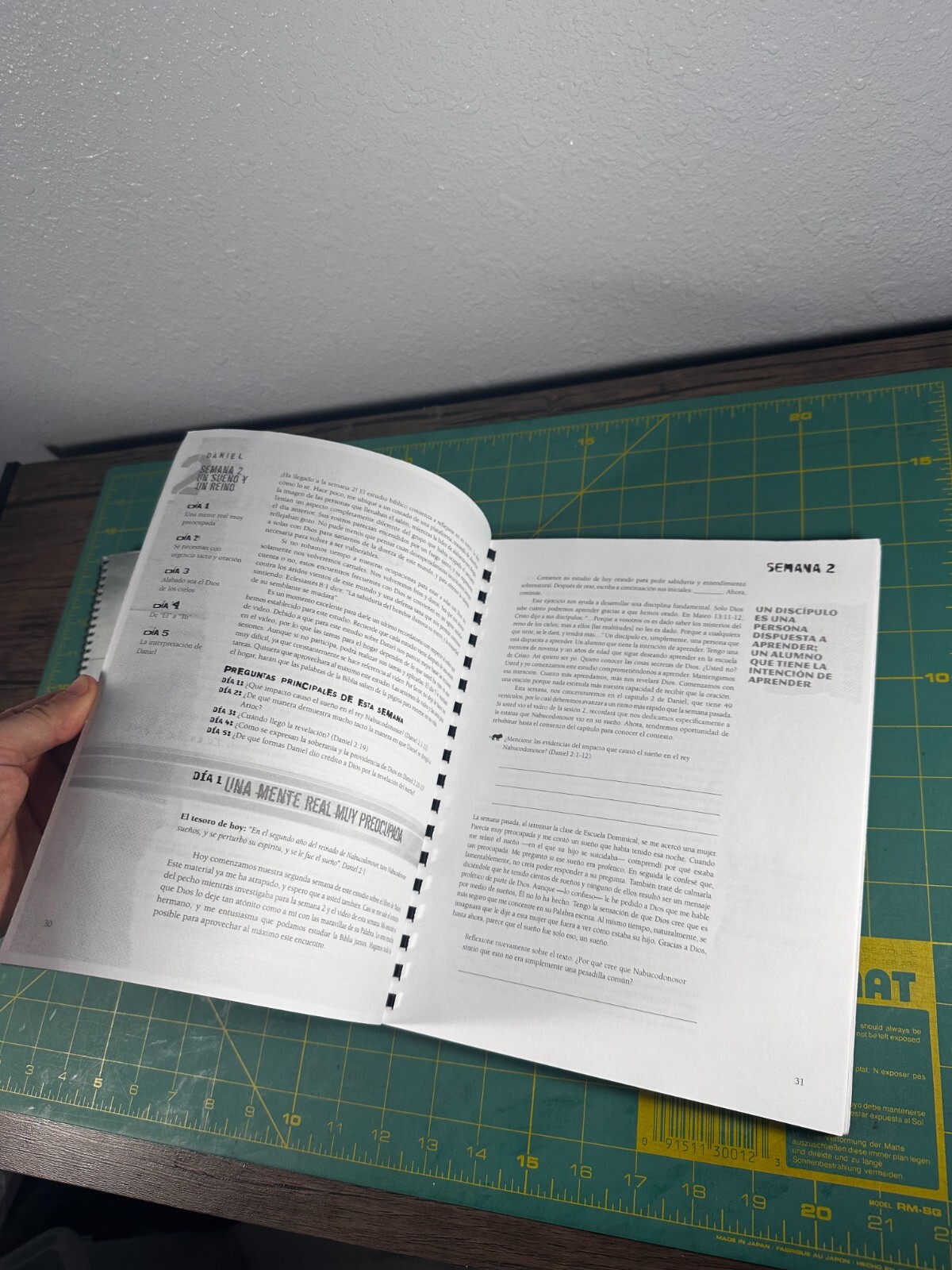 Daniel – Bible Study Book: Lives of Integrity, Words of Prophecy, Moore, Beth, V