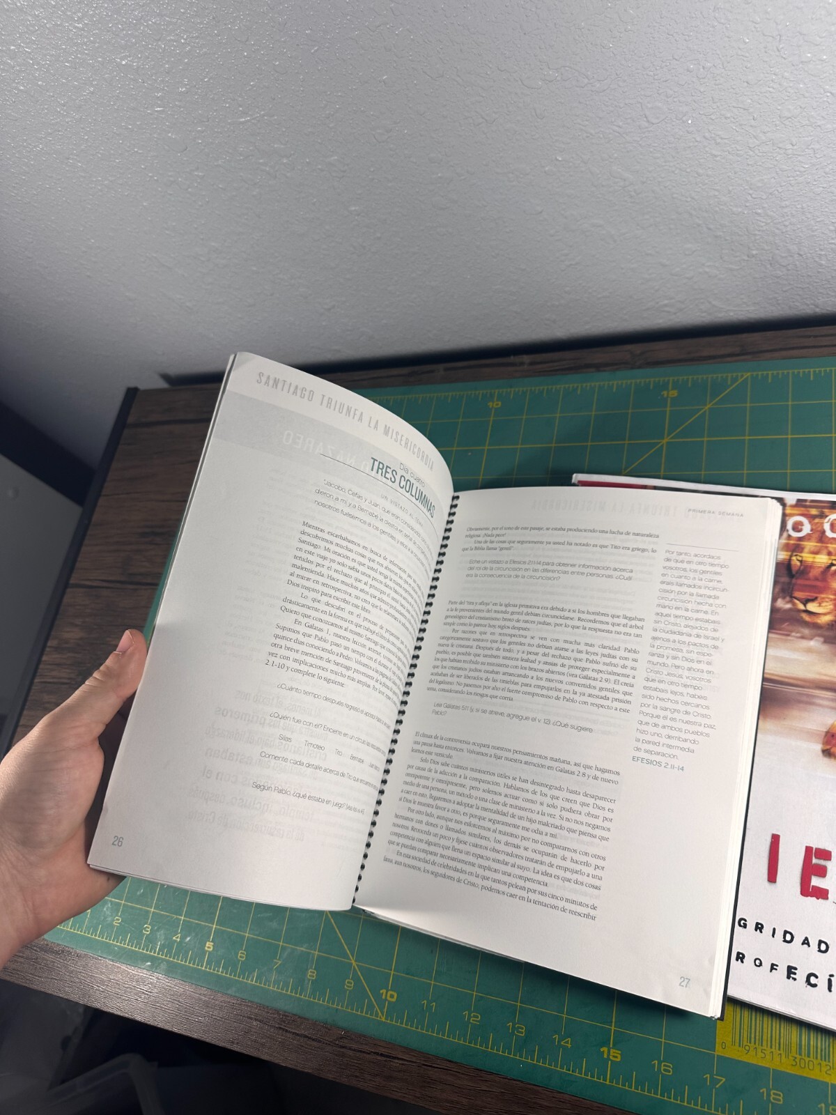 Daniel – Bible Study Book: Lives of Integrity, Words of Prophecy, Moore, Beth, V