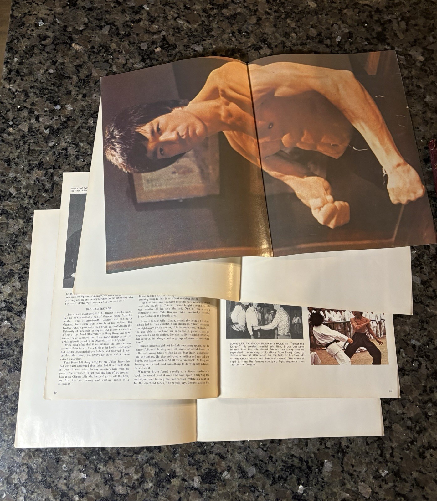 BRUCE LEE 1940-1973 – Circa 1974. READ DESCRIPTION ABOUT BONUS PAGES (ERRORS)!!
