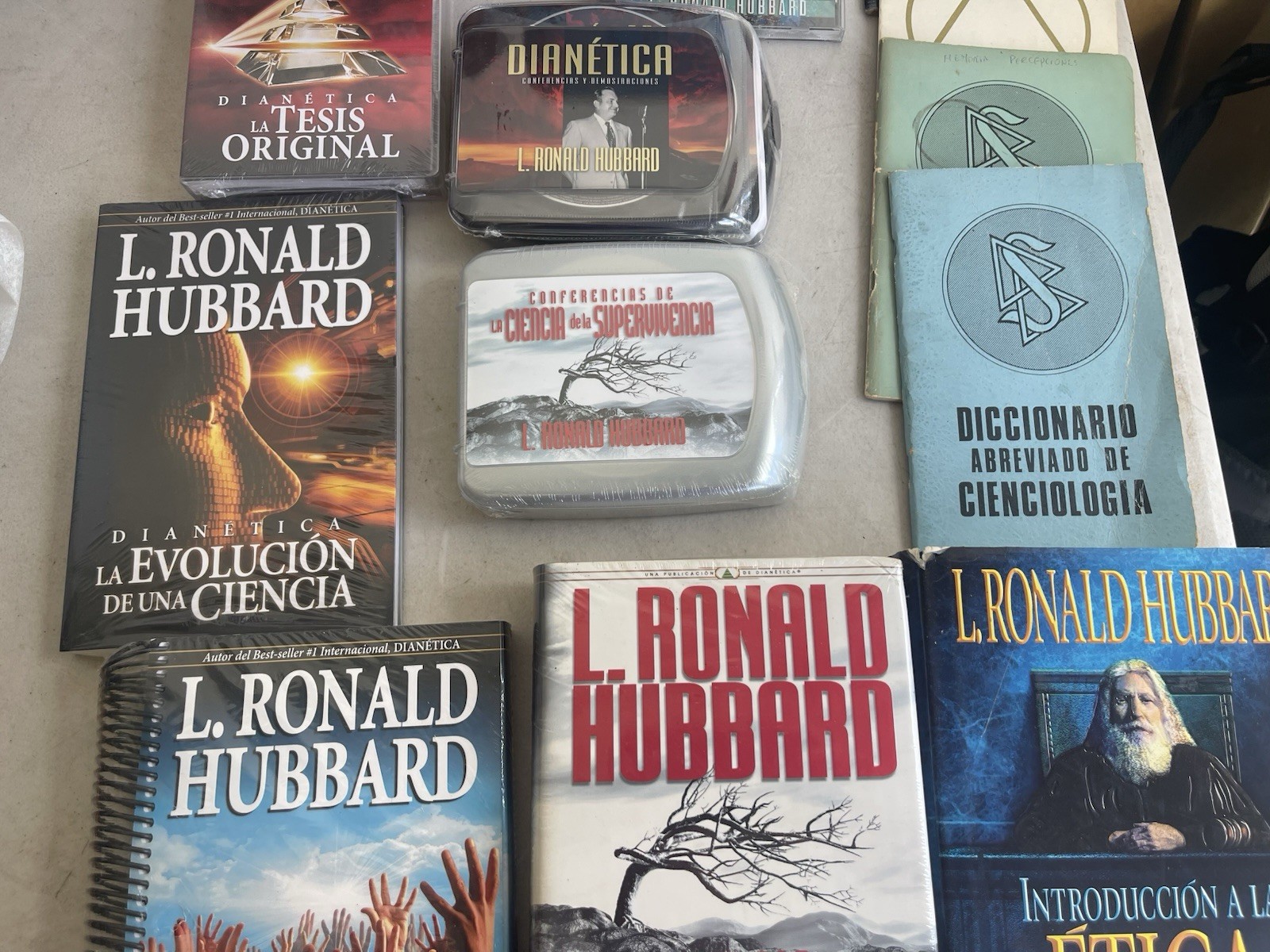 Scientology Books and Lectures Lot L Ron Hubbard Dianetics Lot of 14 in Spanish