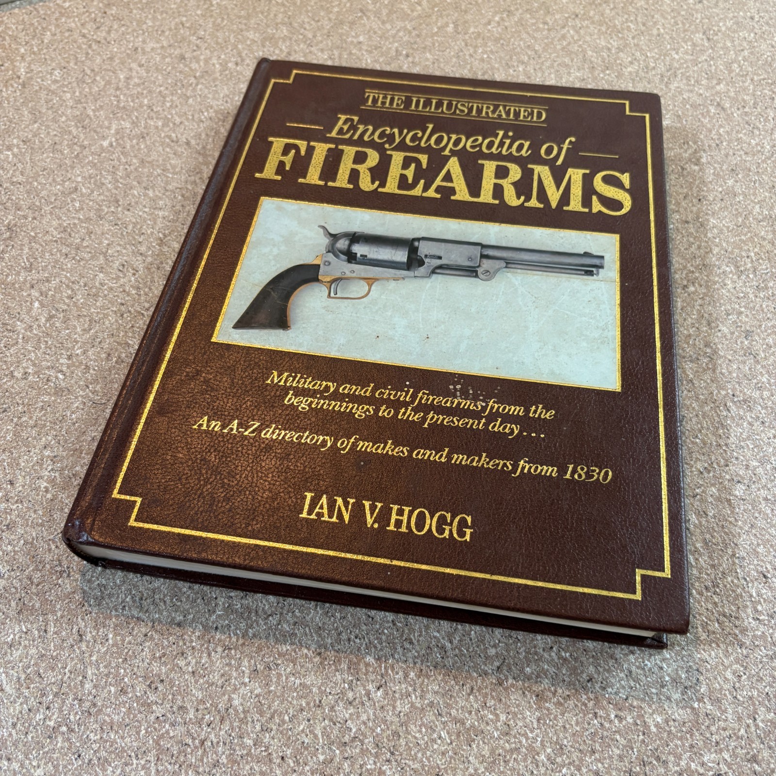 The Illustrated Encyclopedia of Firearms, Ian V. Hogg, Hardcover Book 1988