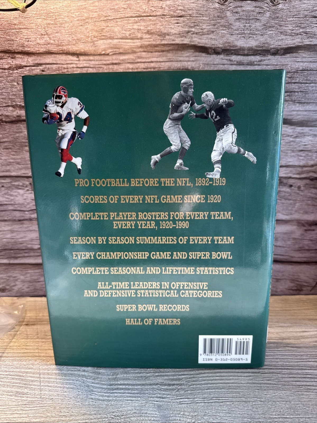 Football Encyclopedia : The Complete History of Professional Football from 1892