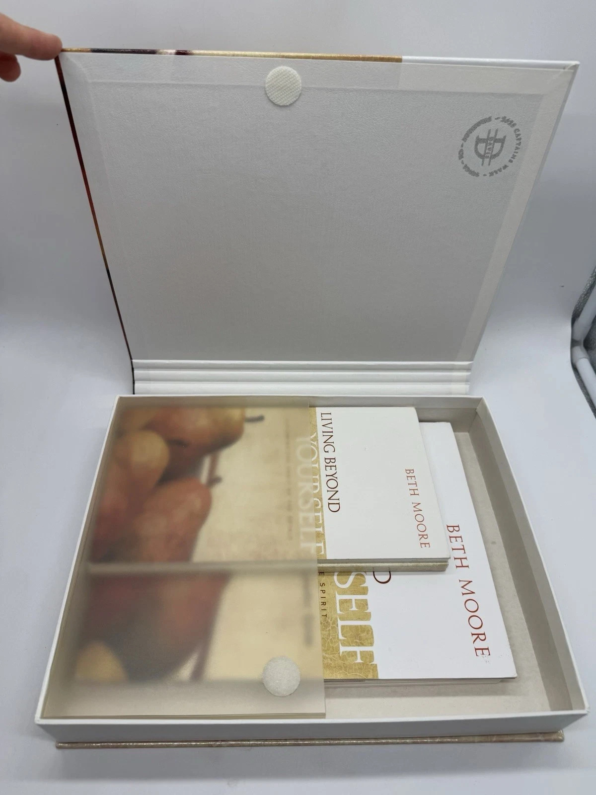 LIVING BEYOND YOURSELF – LEADER KIT – BETH MOORE – 6 DVD/BOOK /LEADER GUIDE