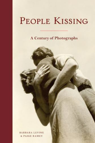 People Kissing: A Century of Photographs (Vintage Snapshots and Postcards, a…