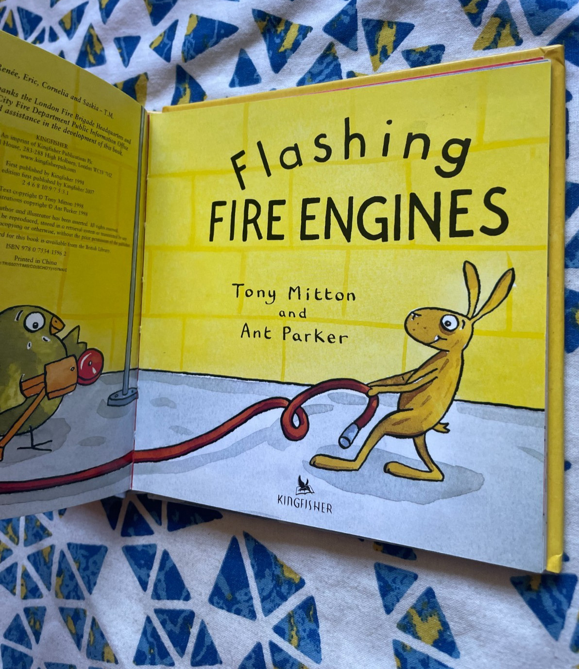 TONY MITTON, ANT PARKER. FLASHING FIRE ENGINES. HARDCOVER. 14 BY 14CM. 2007