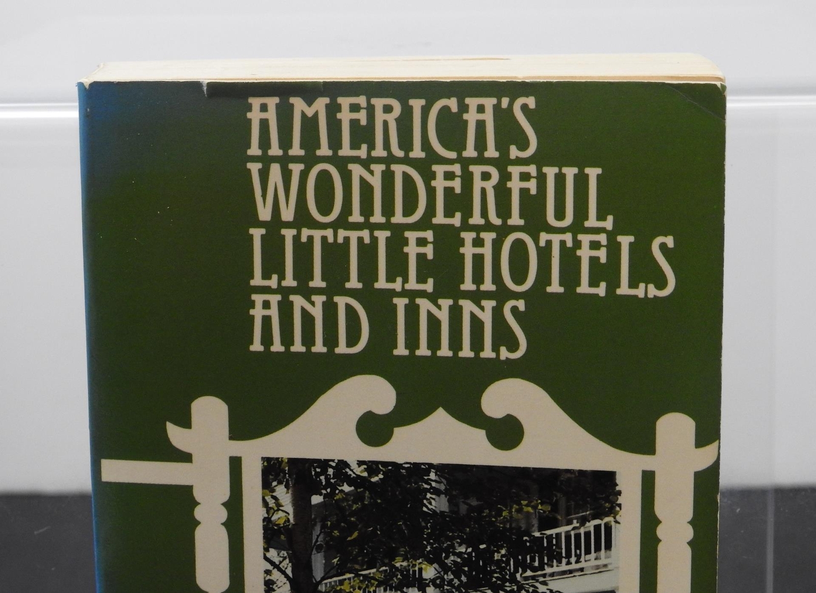 Vintage America’s Wonderful Little Hotels By Crossette (1984 Paperback) Book G4