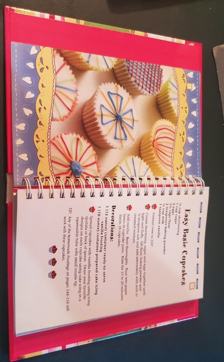 NEW „EASY CUPCAKE RECIPES“ Hardback Spiral 2010 Cookbook Resources LLC 174 Pages