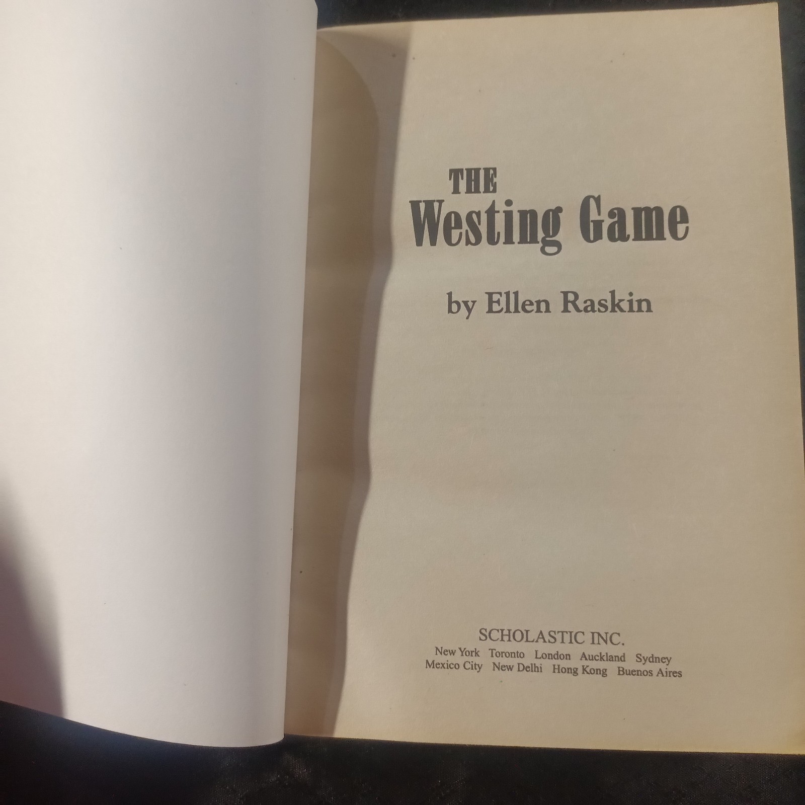 Ellen Raskin book THE WESTING GAME Scholastic Mysteries Paperback