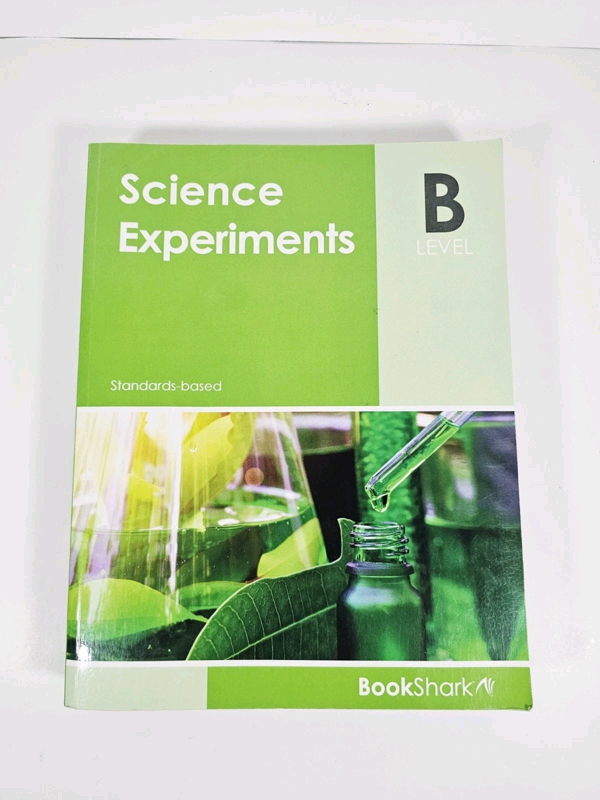Book Shark SCIENCE EXPERIMENTS LEVEL B, Standards Based 2021 softcover Very Good