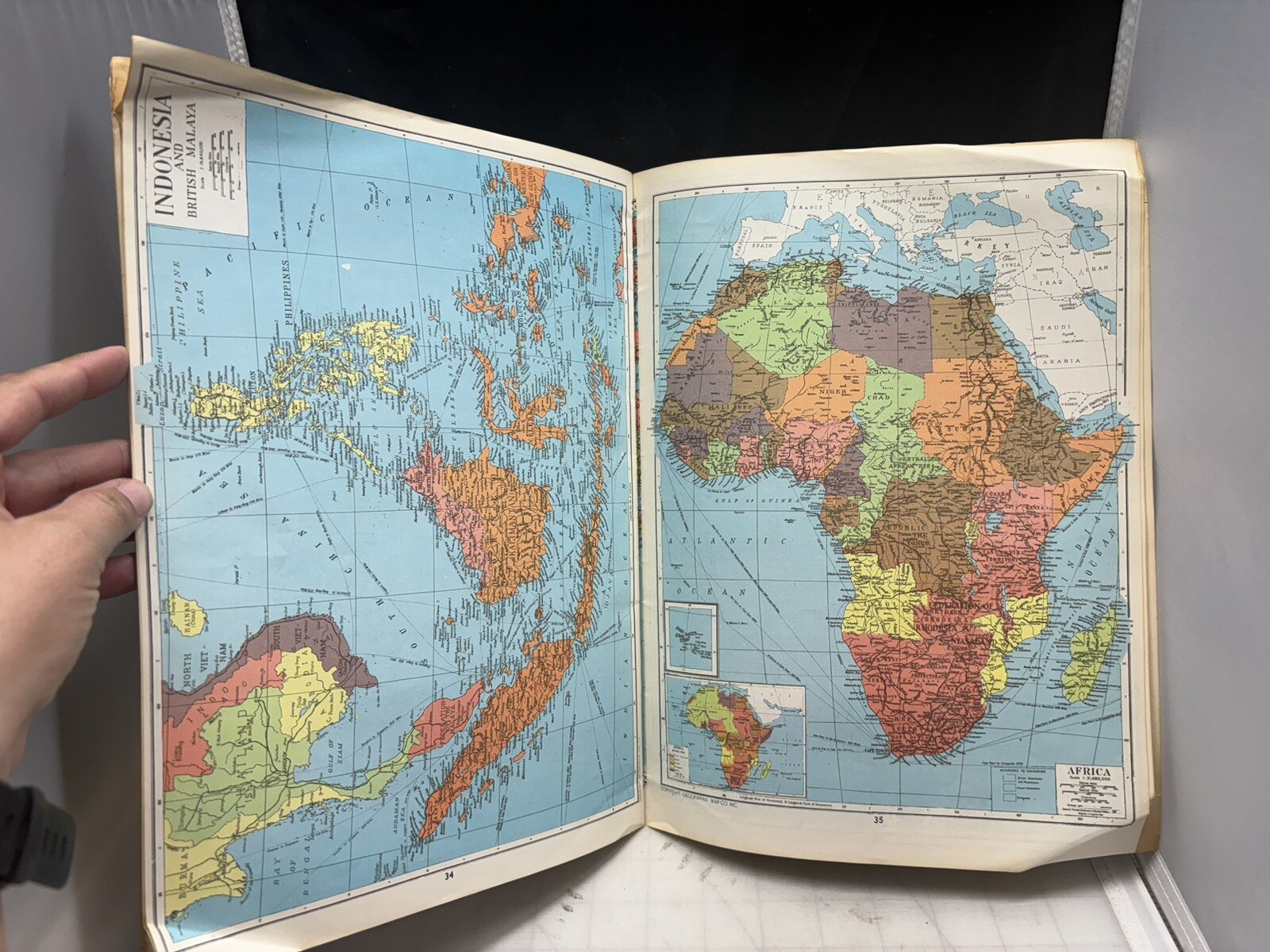 1962 Geographia World Atlas Newly Revised Edition 32 Pages Of Color Maps -MC1