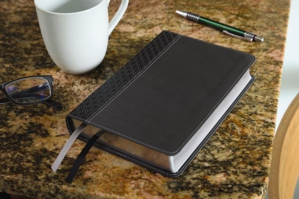 NIV, Compact Center-Column Reference Bible, Leathersoft, Black, Red Letter,