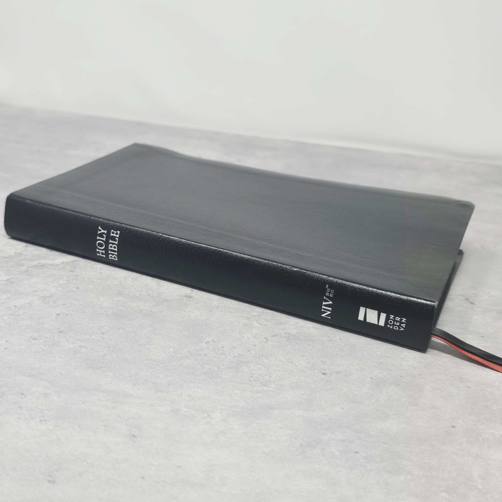 NIV Thinline Red Letter Edition Black Bible 2011 Zondervan Leathersoft Silver