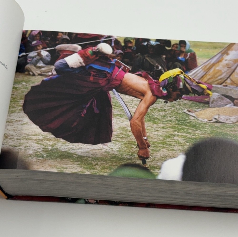 Buddhist Offerings 365 Days Danielle & Olivier Follmi Hardcover Thames & Hudson