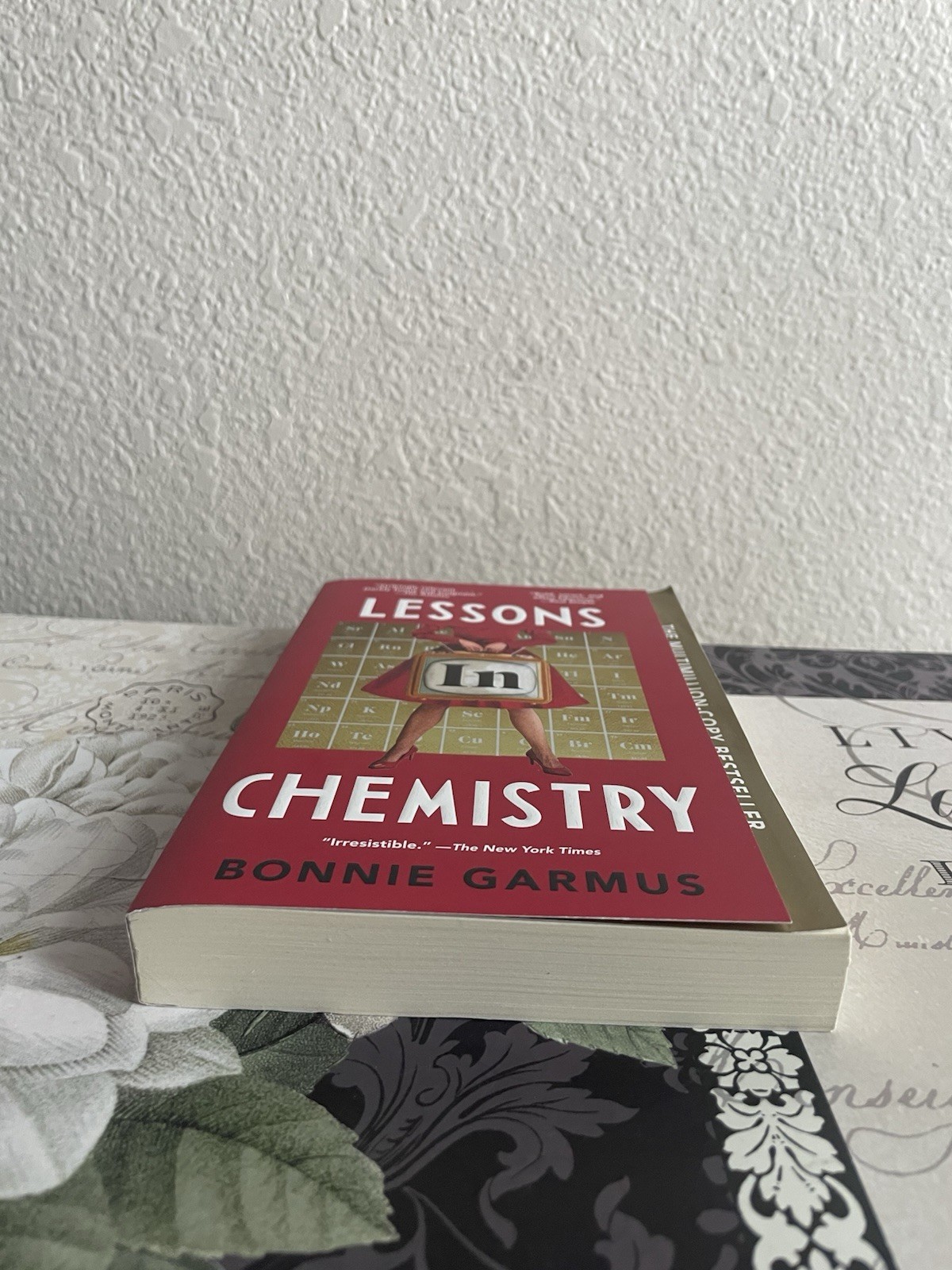 Lessons in Chemistry: A Novel by Bonnie Garmus (English) Paperback Book