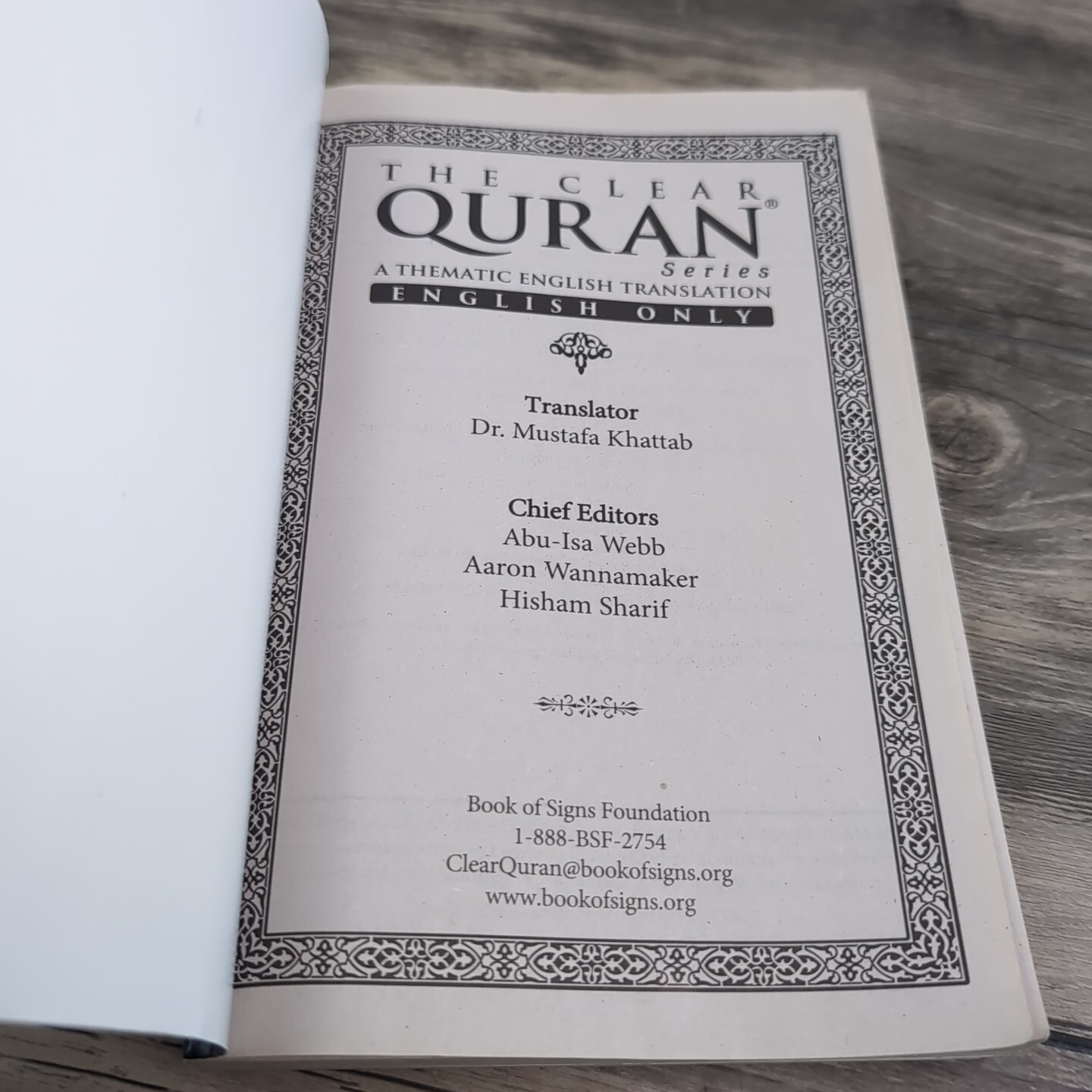 The Clear Quran : A Thematic English Translation of the Message Paperback Book
