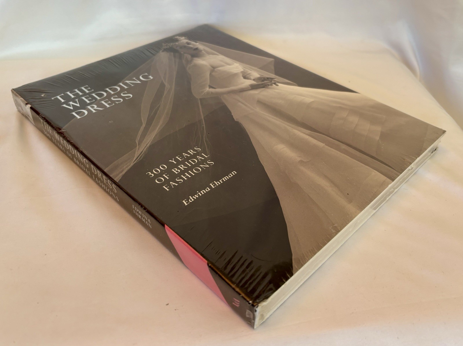 THE WEDDING DRESS : 300 YEARS OF BRIDAL FASHIONS by Edwina Ehrman