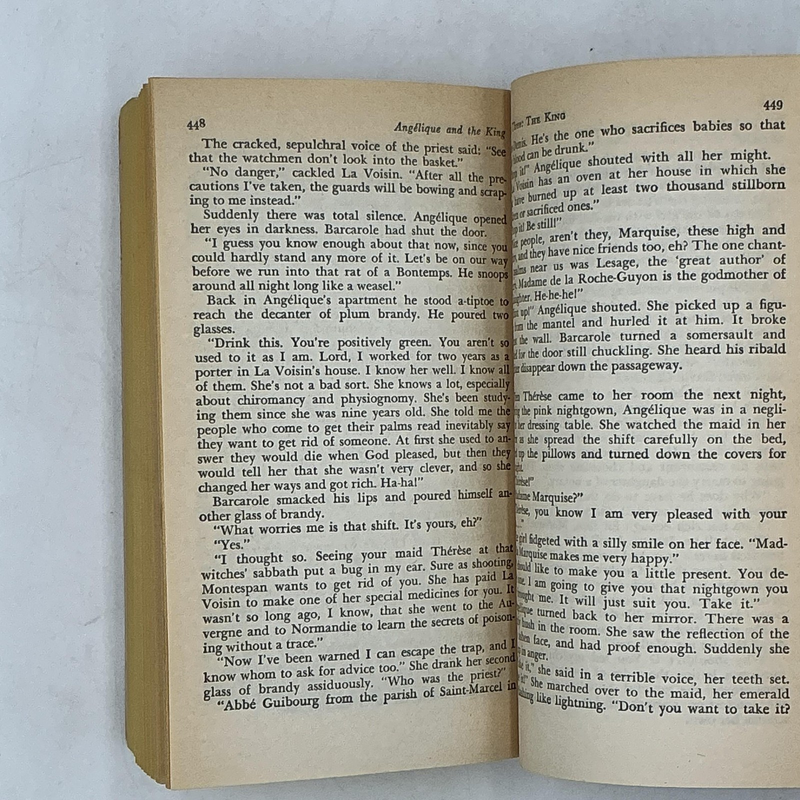 Vintage Angelique And The King Sergeanne Golon Bantam Cream PB 1961 USA