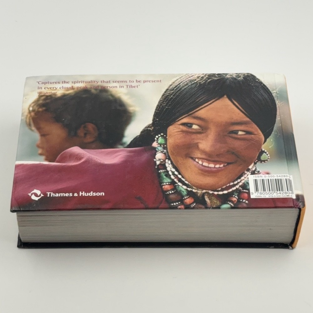Buddhist Offerings 365 Days Danielle & Olivier Follmi Hardcover Thames & Hudson