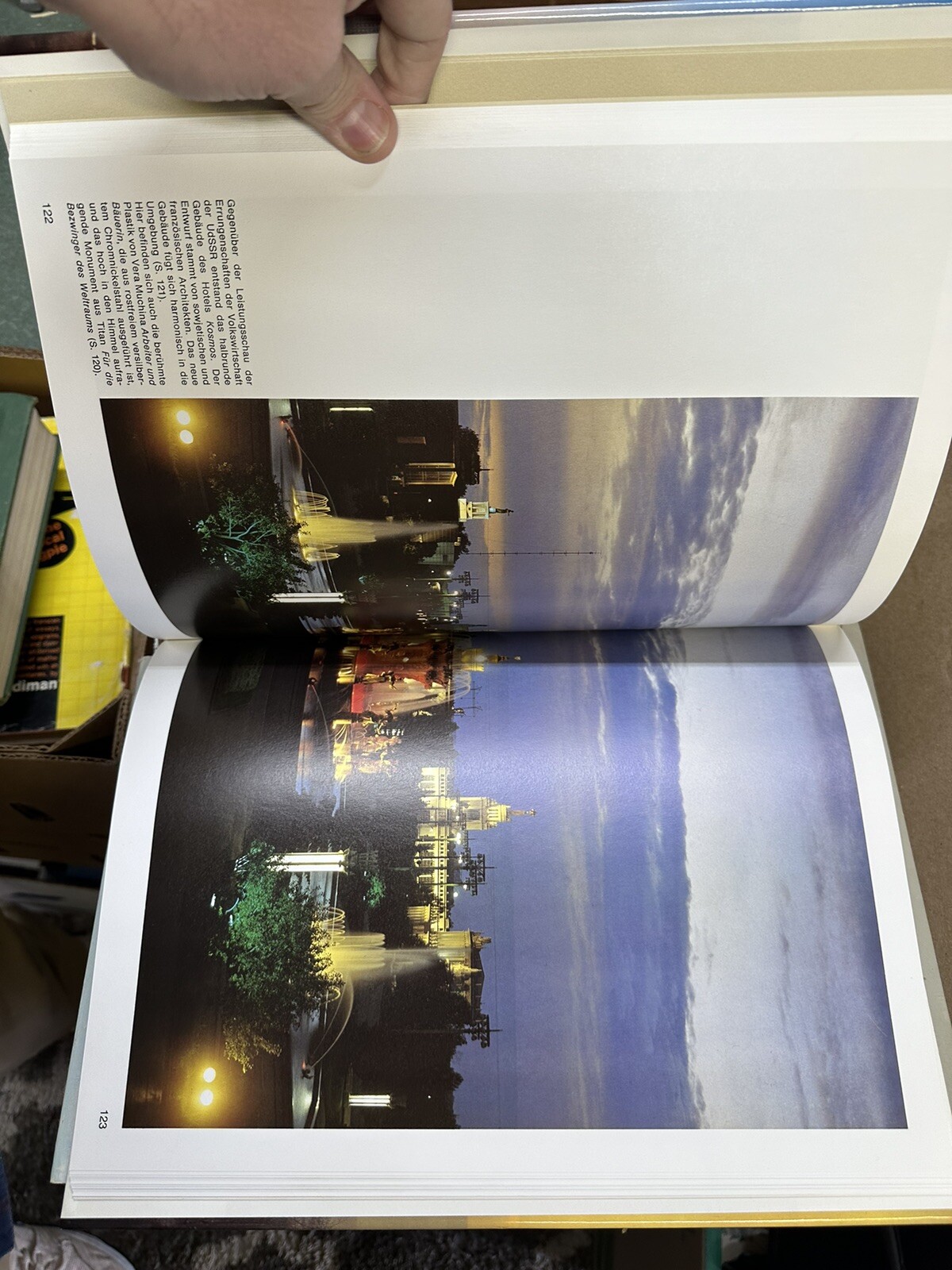 German Language Book – Moskau- 190 pages of sights in Moscow. Vintage 1989.