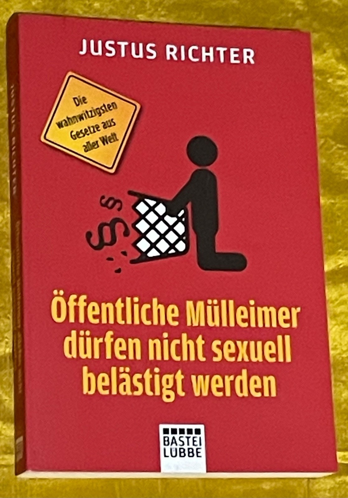 Öffentliche Mülleimer dürfen nicht sexuell belästigt werden by Justus Richter