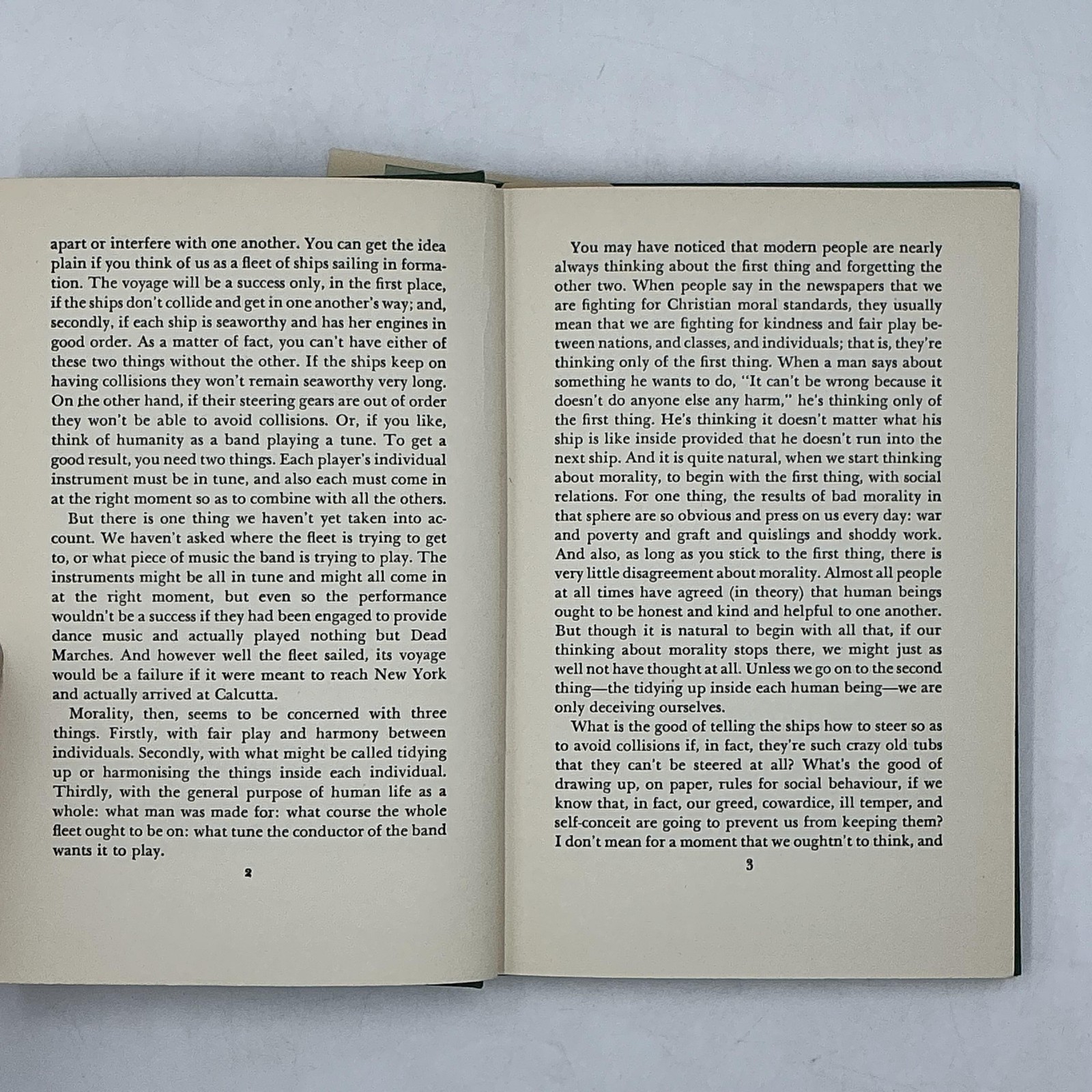 THE MACMILLAN COMPANY CHRISTIAN BEHAVIOUR C. S. LEWIS 1943 HARDCOVER GREEN