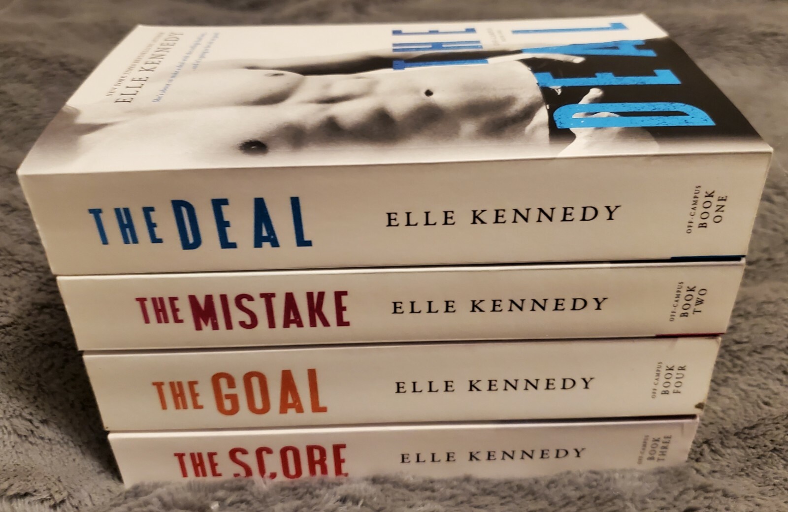 The Deal et al. Off Campus – Elle Kennedy pocket book editions.