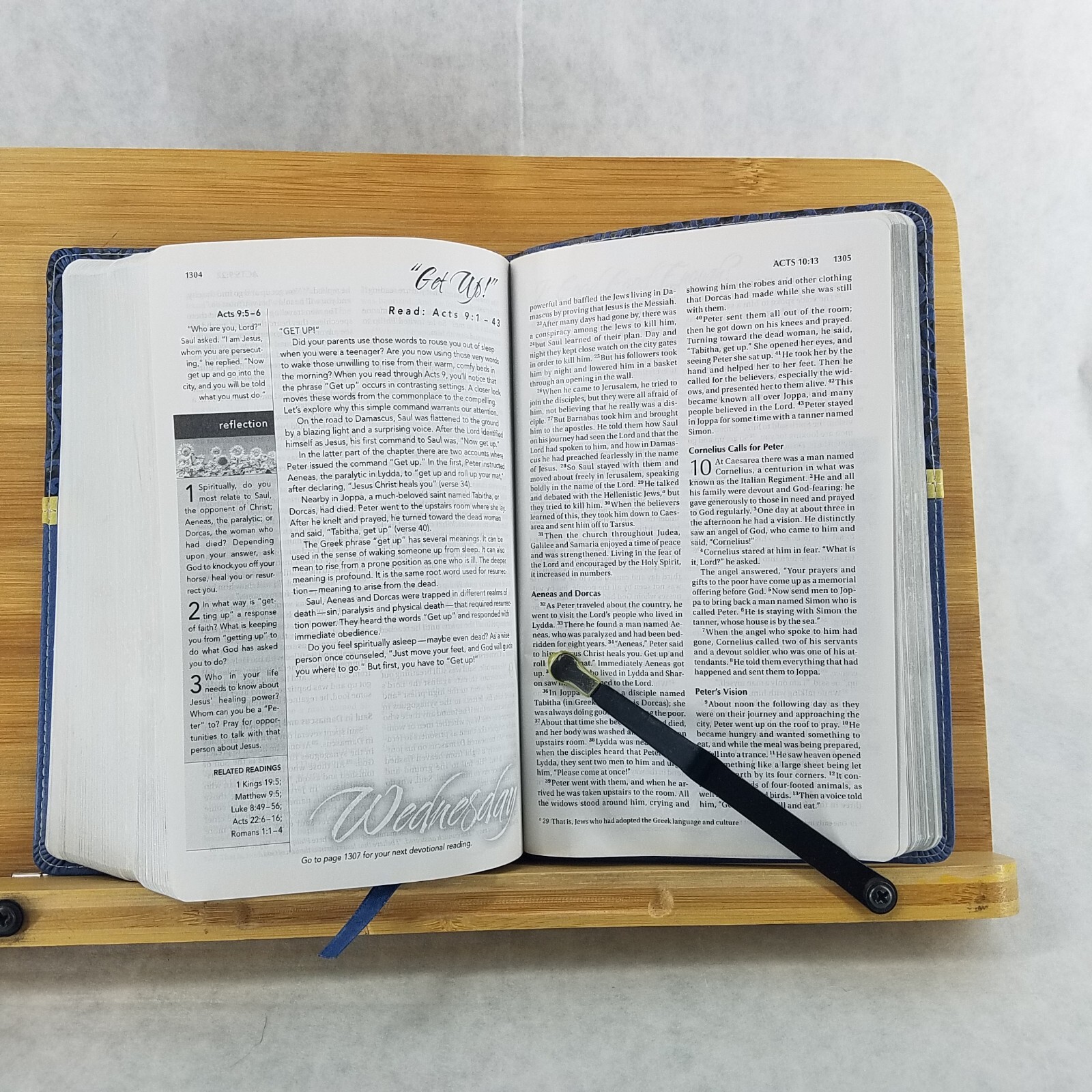 Women’s Devotional Bible by Zondervan Staff (2012, Blue Leather, Special)