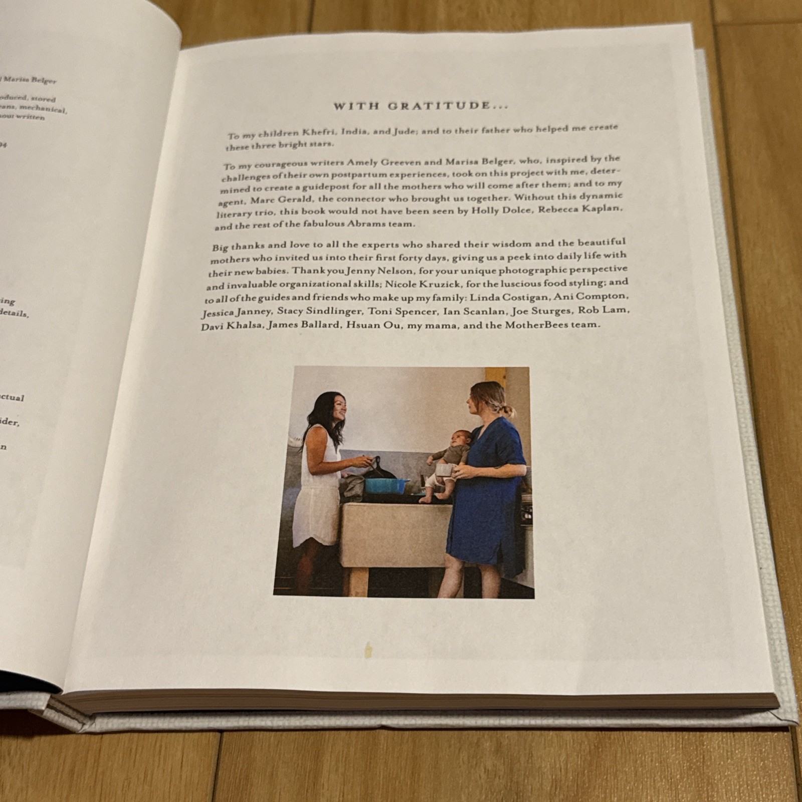 The First Forty Days: The Essential Art of Nourishing the New Mother By Heng Ou