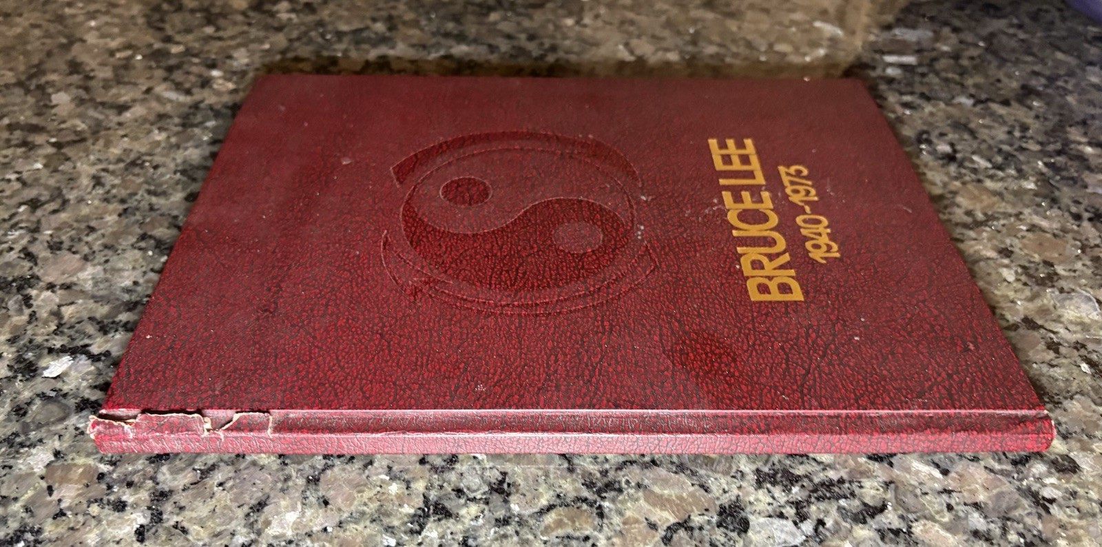 BRUCE LEE 1940-1973 – Circa 1974. READ DESCRIPTION ABOUT BONUS PAGES (ERRORS)!!