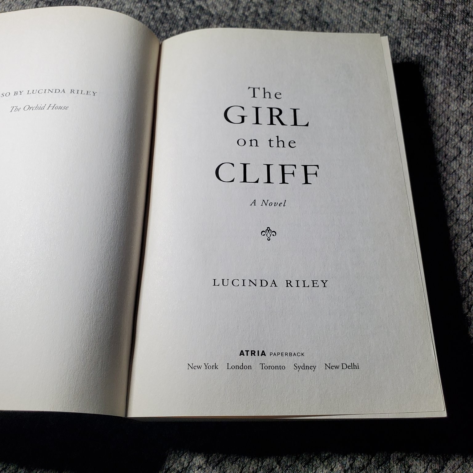 The Girl on the Cliff Lucinda Riley 2012 First Atria Paperback Fiction