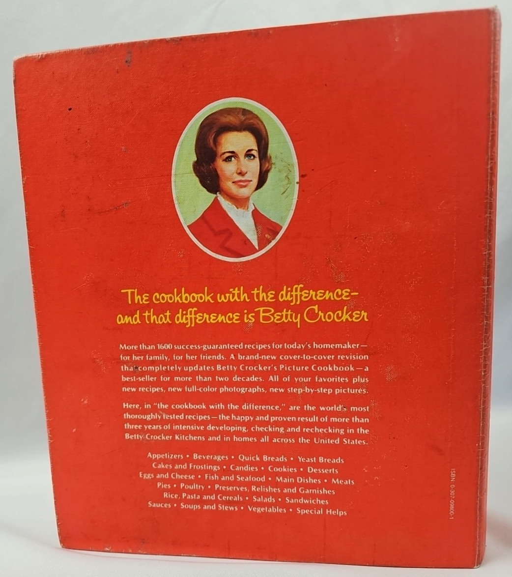 Betty Crocker Cookbook Red Pie 5 Ring Binder 1969 Ed 26th Printing 1976 Vintage