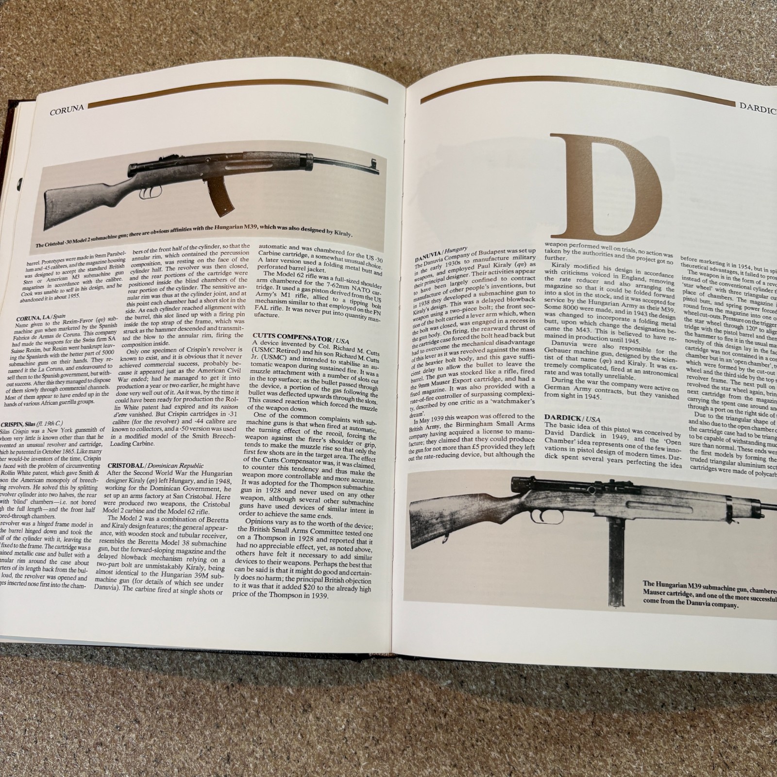 The Illustrated Encyclopedia of Firearms, Ian V. Hogg, Hardcover Book 1988