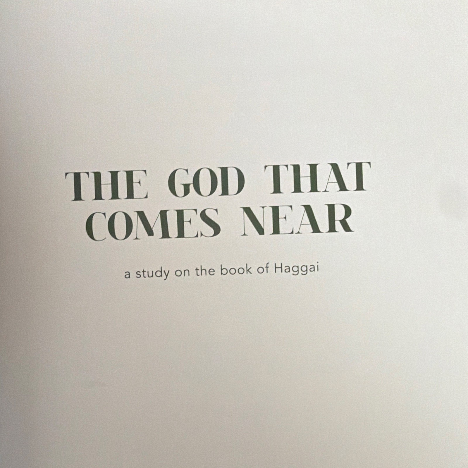 The Daily Grace Co. The God That Comes Near Bible Study Guide PB English