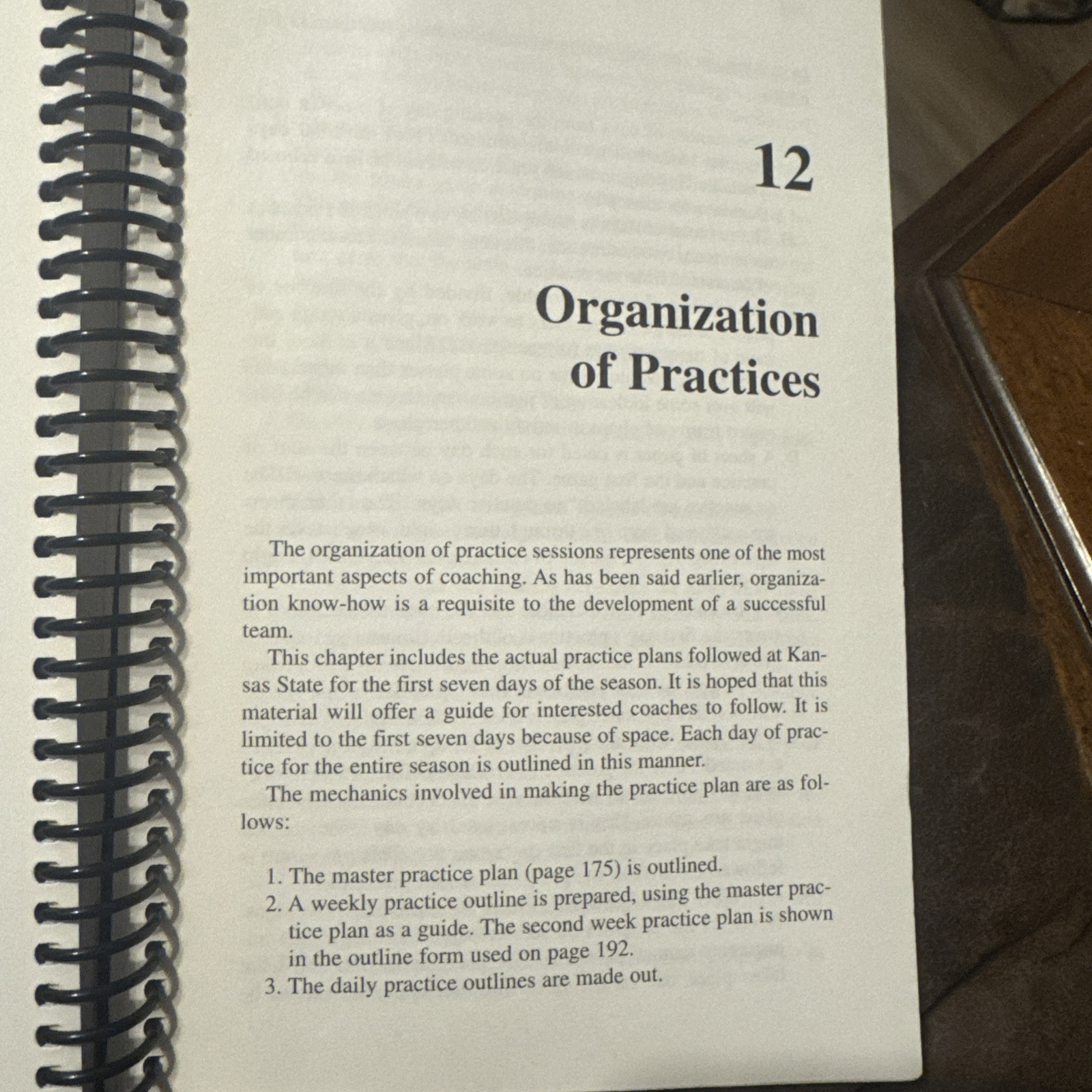 The Triple-Post Offense (Sideline Triangle) by Fred „Tex“ Winter – Spiralbound