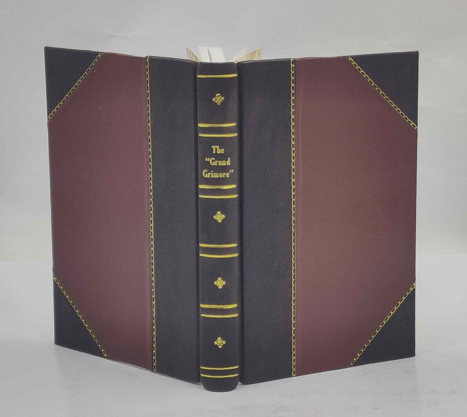 The „Grand grimore“ 1910 [Leather Crafted]