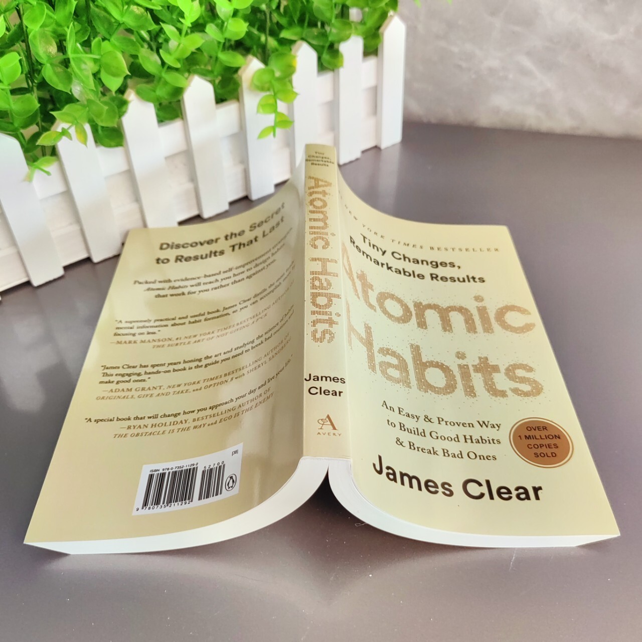 Atomic Habits by James Clear Build Good Habits & Break Bad Ones (Paperback)