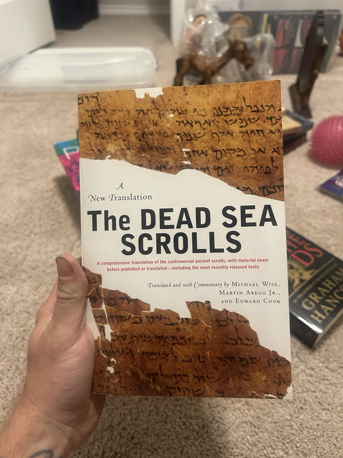 Dead Sea Scrolls : A New Translation by Michael O. Wise, Martin G. Abegg Jr. and