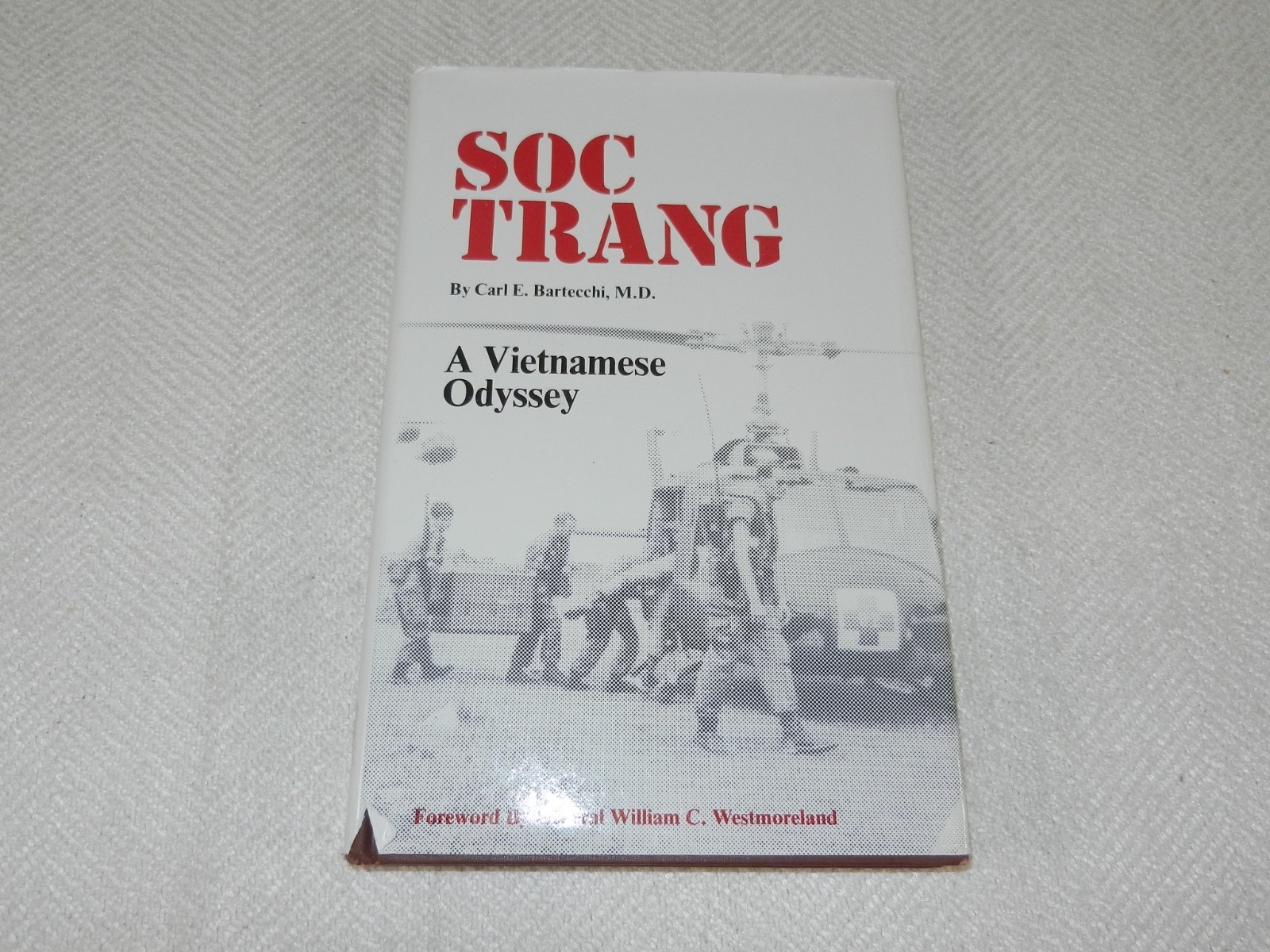 VIETNAM US Army Dr sets up Mobil medical clinic „SOC TRANG: A VIETNAM ODYSSEY“