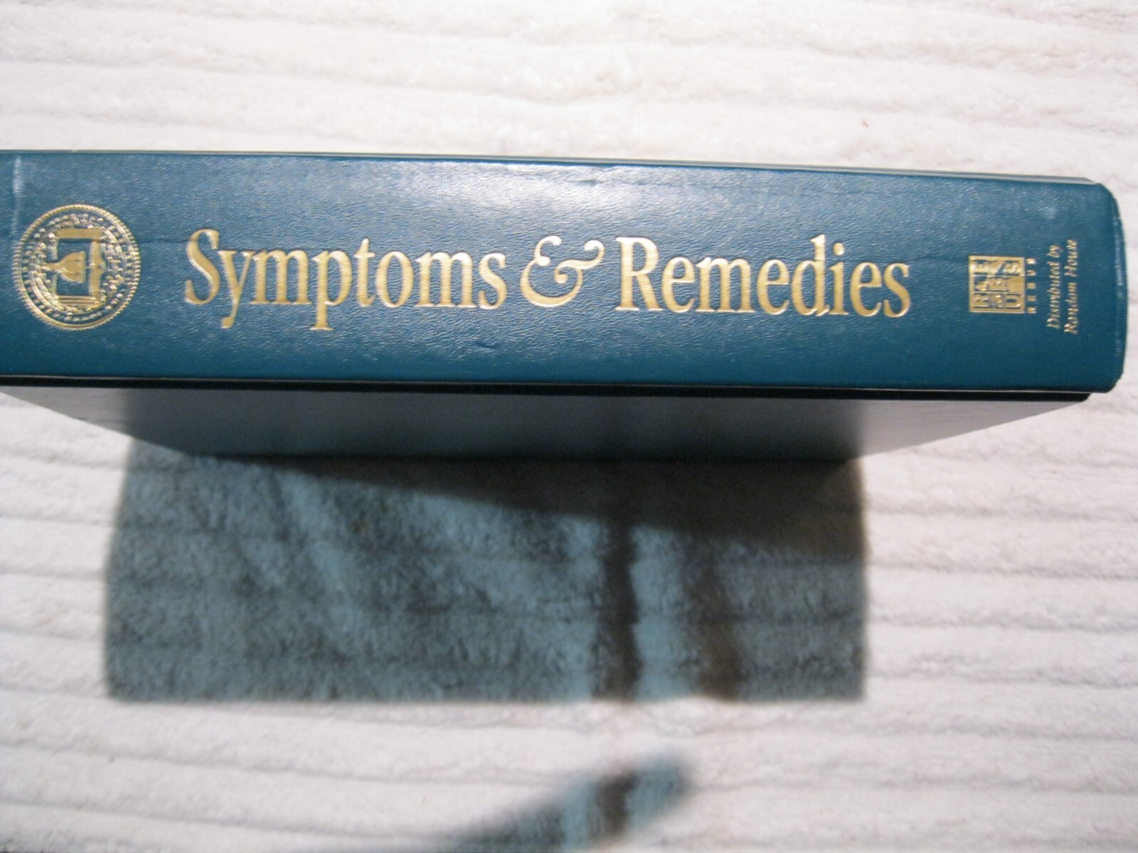 Johns Hopkins Symptoms & Remedies 1995 book great medical reference 704 pages