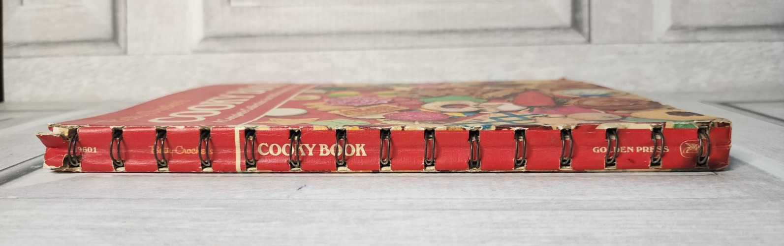 Betty Crocker’s Cooky Book 1973 450+ recipes grannycore color photos 156 pages